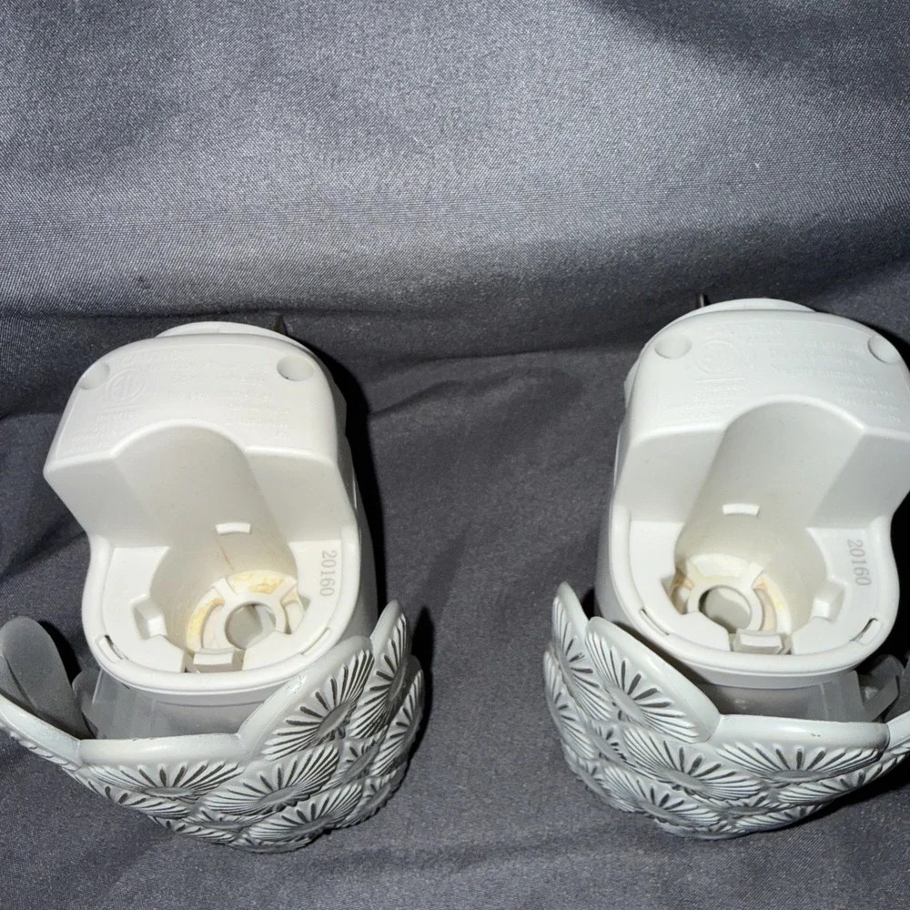 Set Of 2 YANKEE CANDLE SCENTPLUG DIFFUSER Glazed & Embossed Burst w/ NIGHT LIGHT